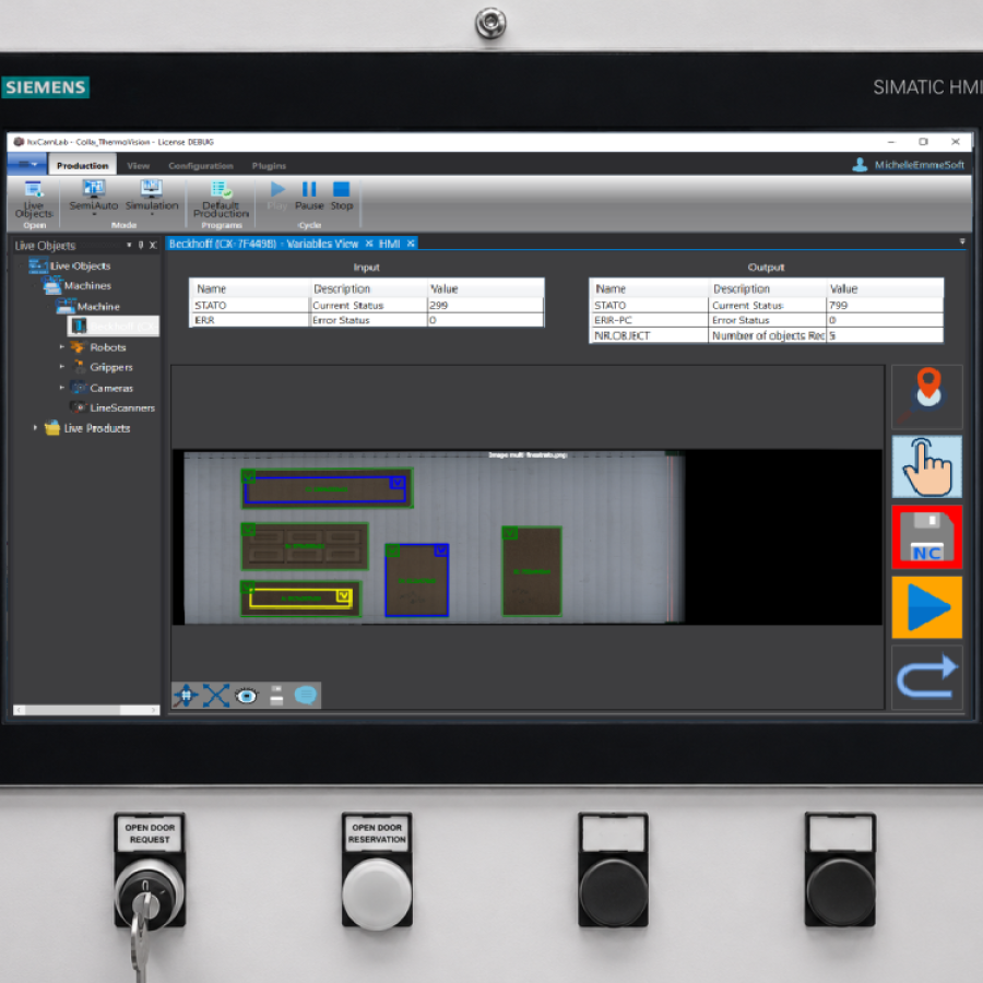 Pannello operatore Siemens SIMATIC HMI con il modulo di computer vision hxSuite che riconosce i pezzi