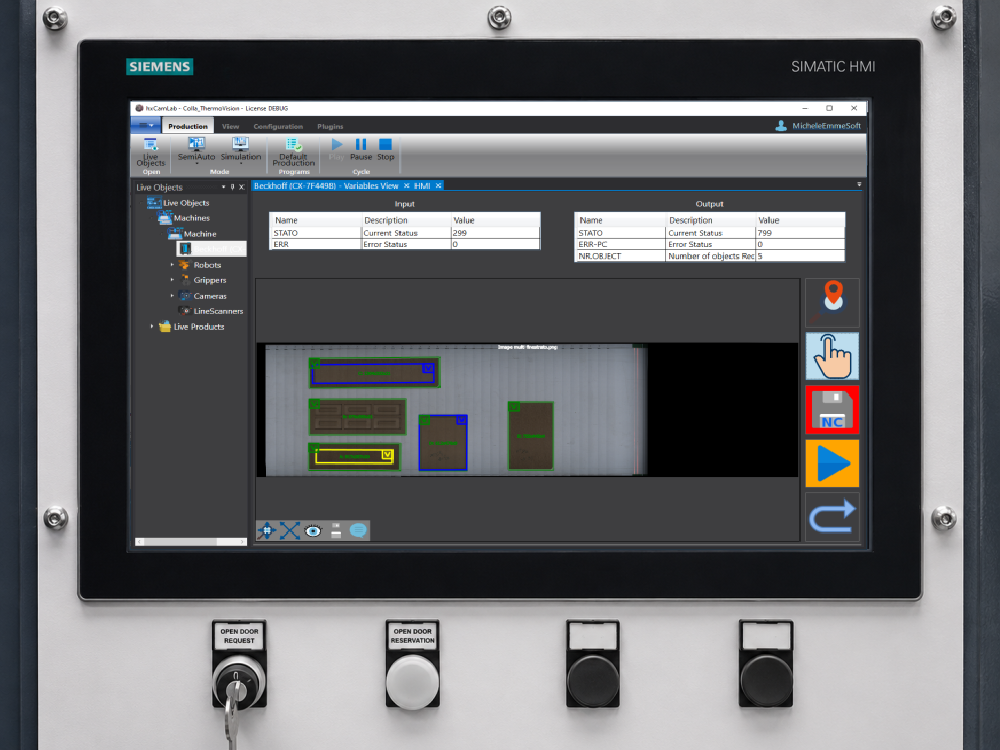 Pannello operatore Siemens SIMATIC HMI con il modulo di computer vision hxSuite che riconosce i pezzi